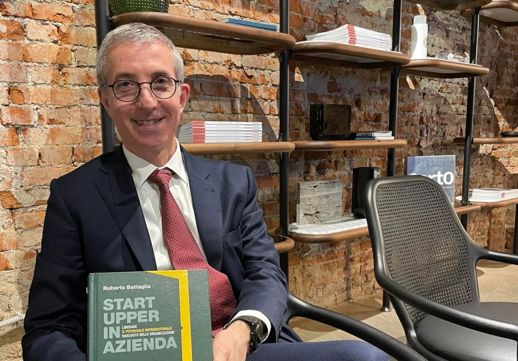 Roberto Battaglia with his book "Startupper in Azienda"