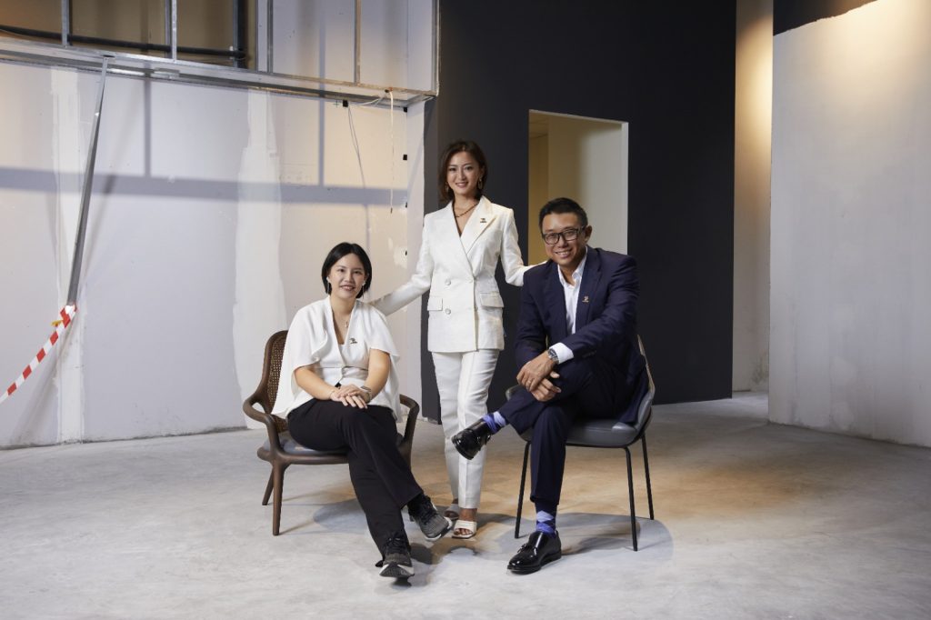 Hillary, Teddy e Charina ReCasa Living Partners - Showroom BertO Singapore 